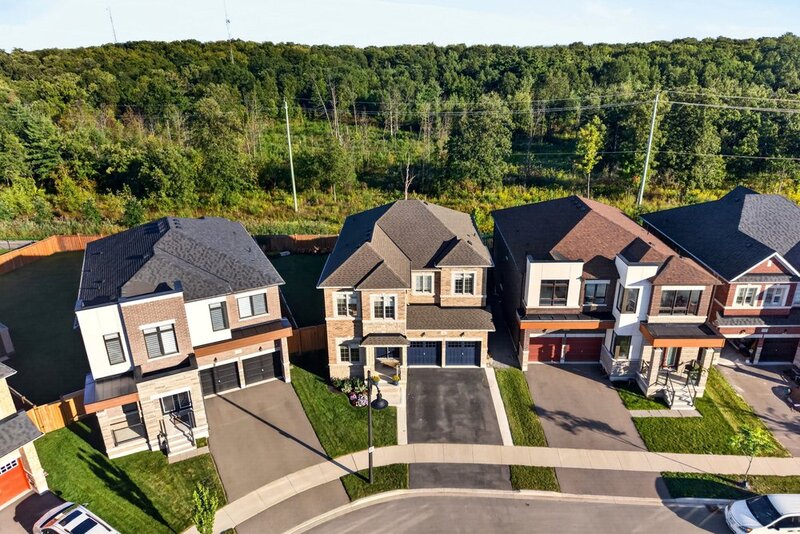 BEAUTIFUL WATERDOWN HOME BACKING ONTO GREENSPACE!